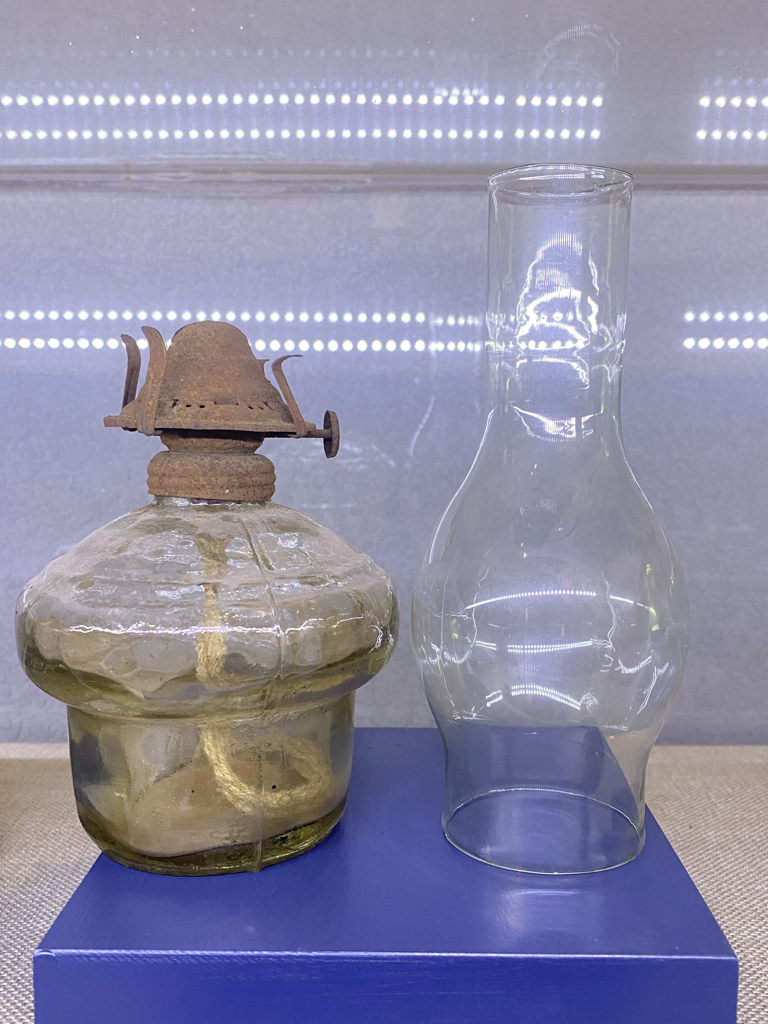 13.孙七小学使用过的煤油灯.jpg