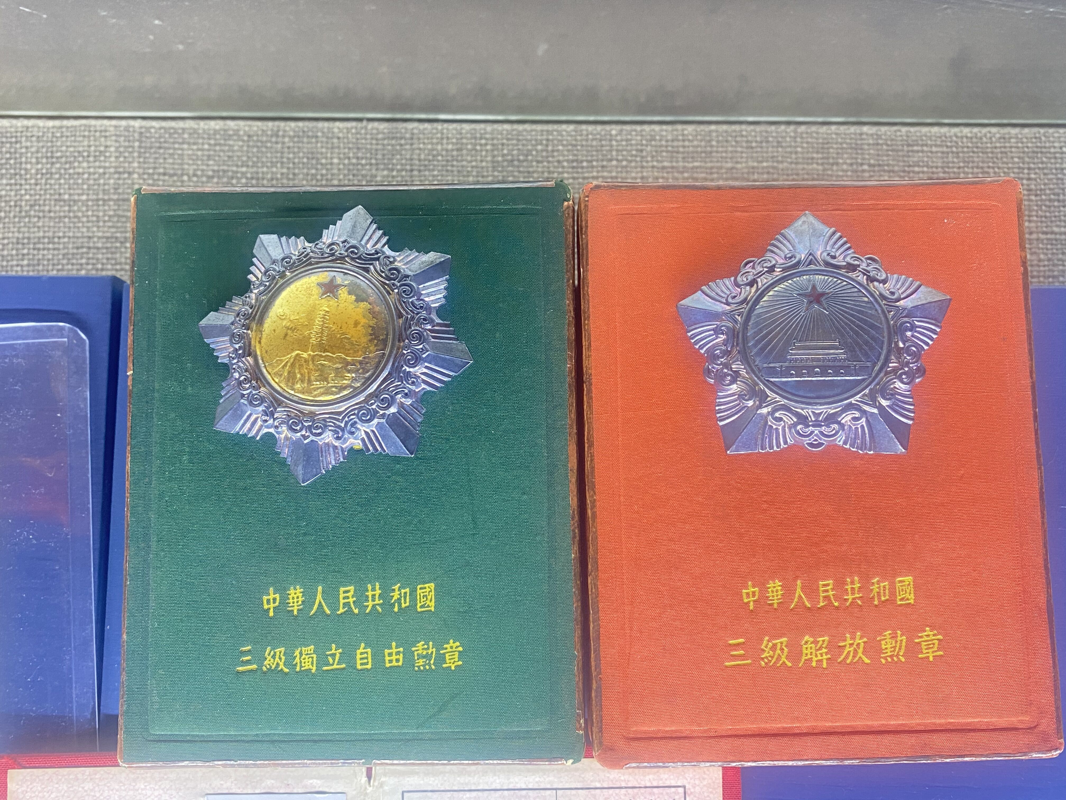 156.  范长增中华人民共和国三级解放勋章（156-3）、中华人民共和国三级独立自由勋章（156-4）.jpg