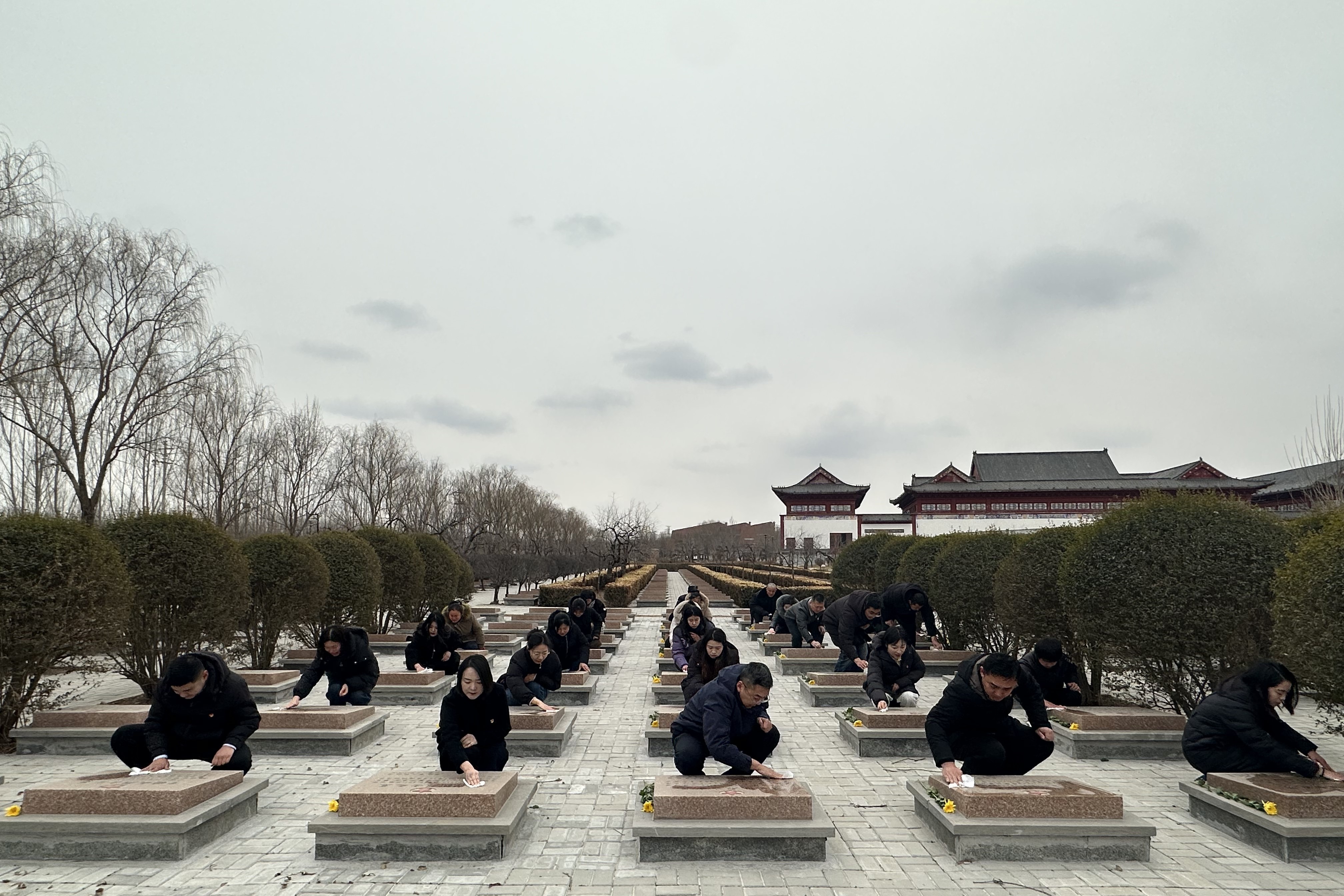 扫墓.jpg 扫墓.jpg