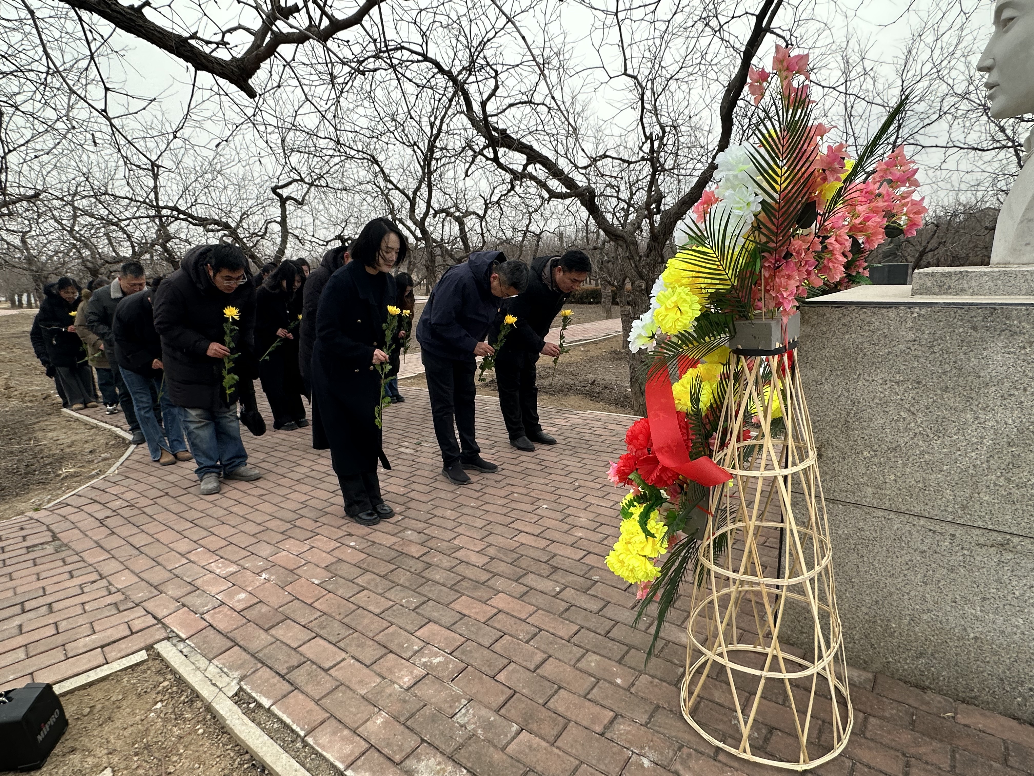 鞠躬.jpg 鞠躬.jpg